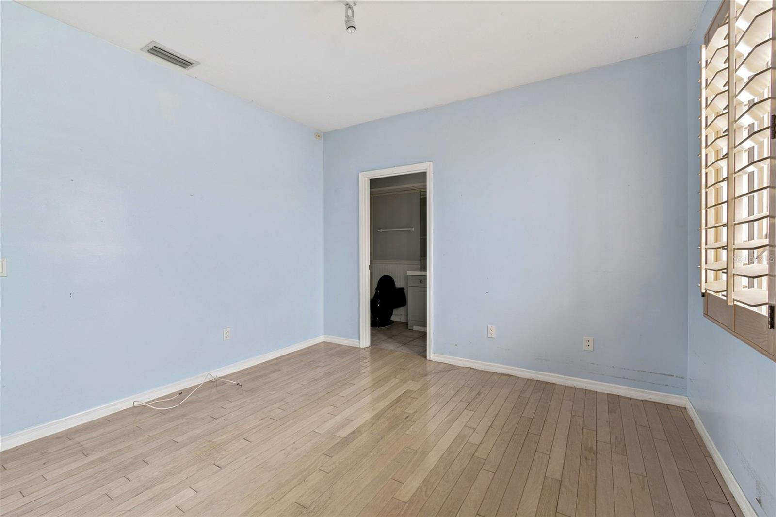 Listing photo id 71 for 121 Augusta Avenue