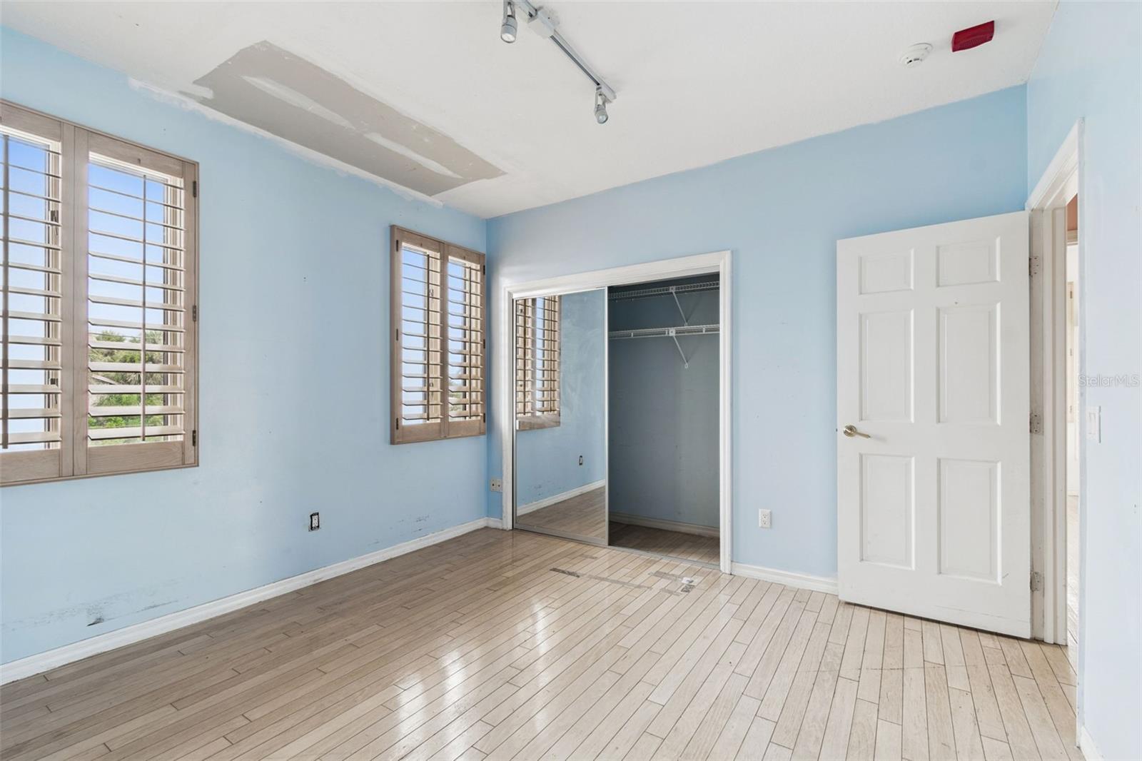 Listing photo id 72 for 121 Augusta Avenue