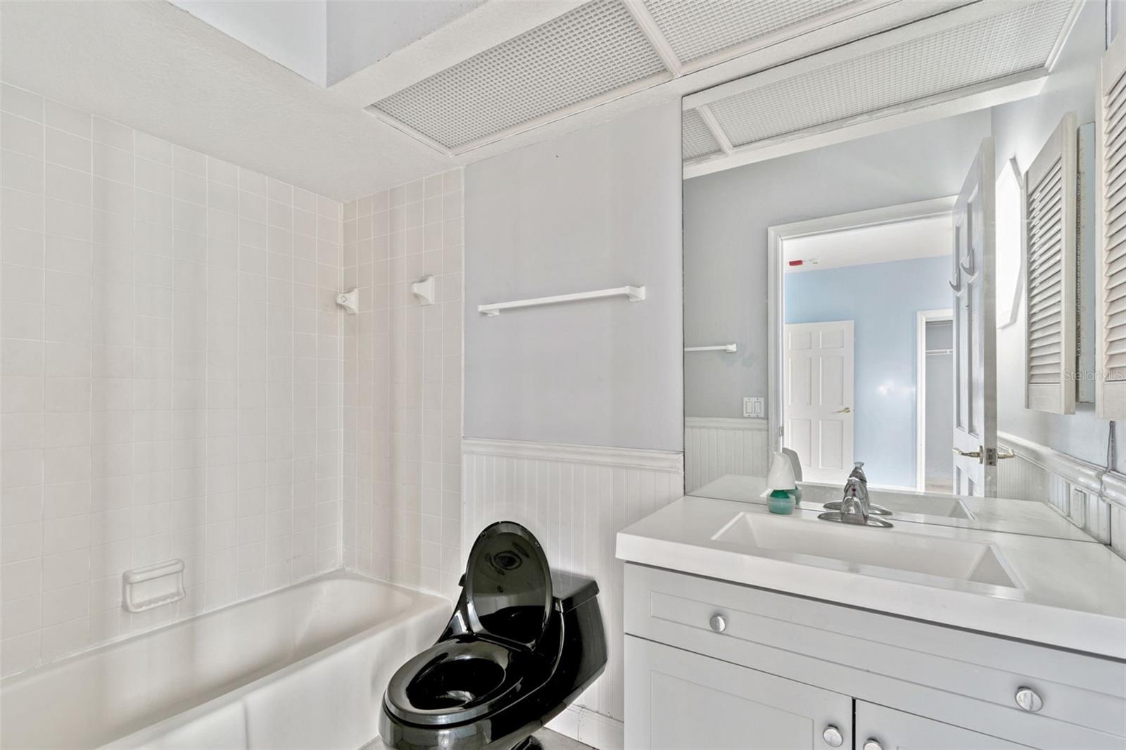 Listing photo id 73 for 121 Augusta Avenue