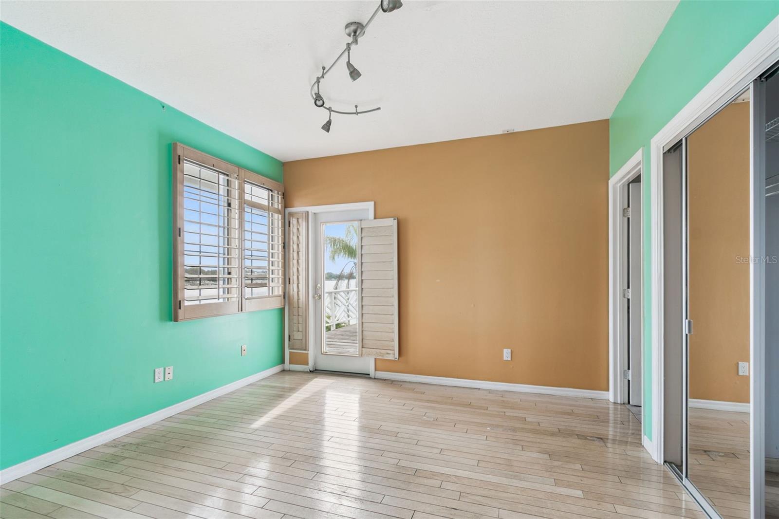 Listing photo id 75 for 121 Augusta Avenue