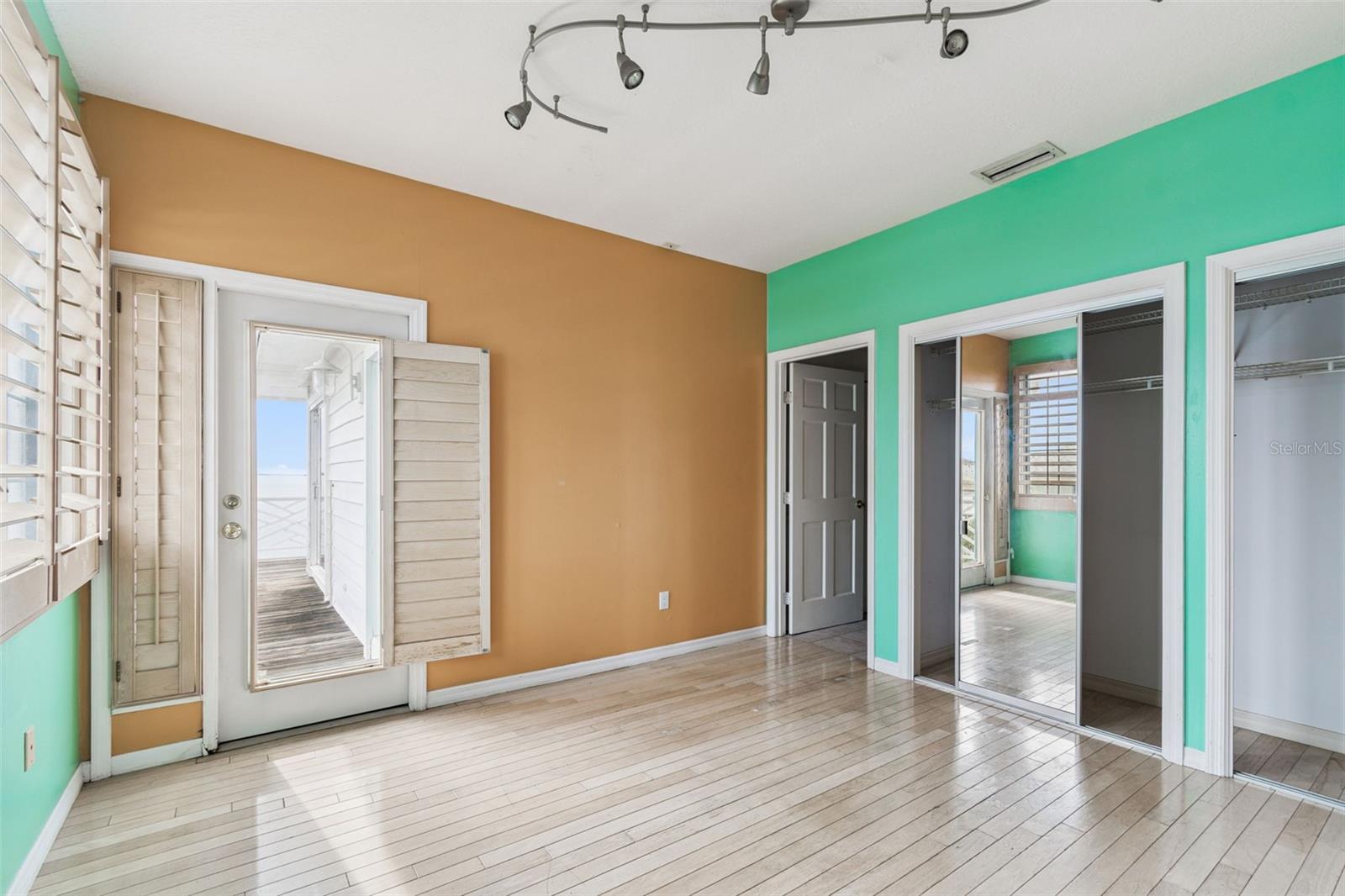 Listing photo id 76 for 121 Augusta Avenue