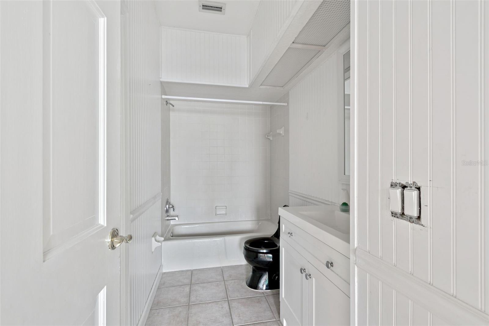 Listing photo id 77 for 121 Augusta Avenue