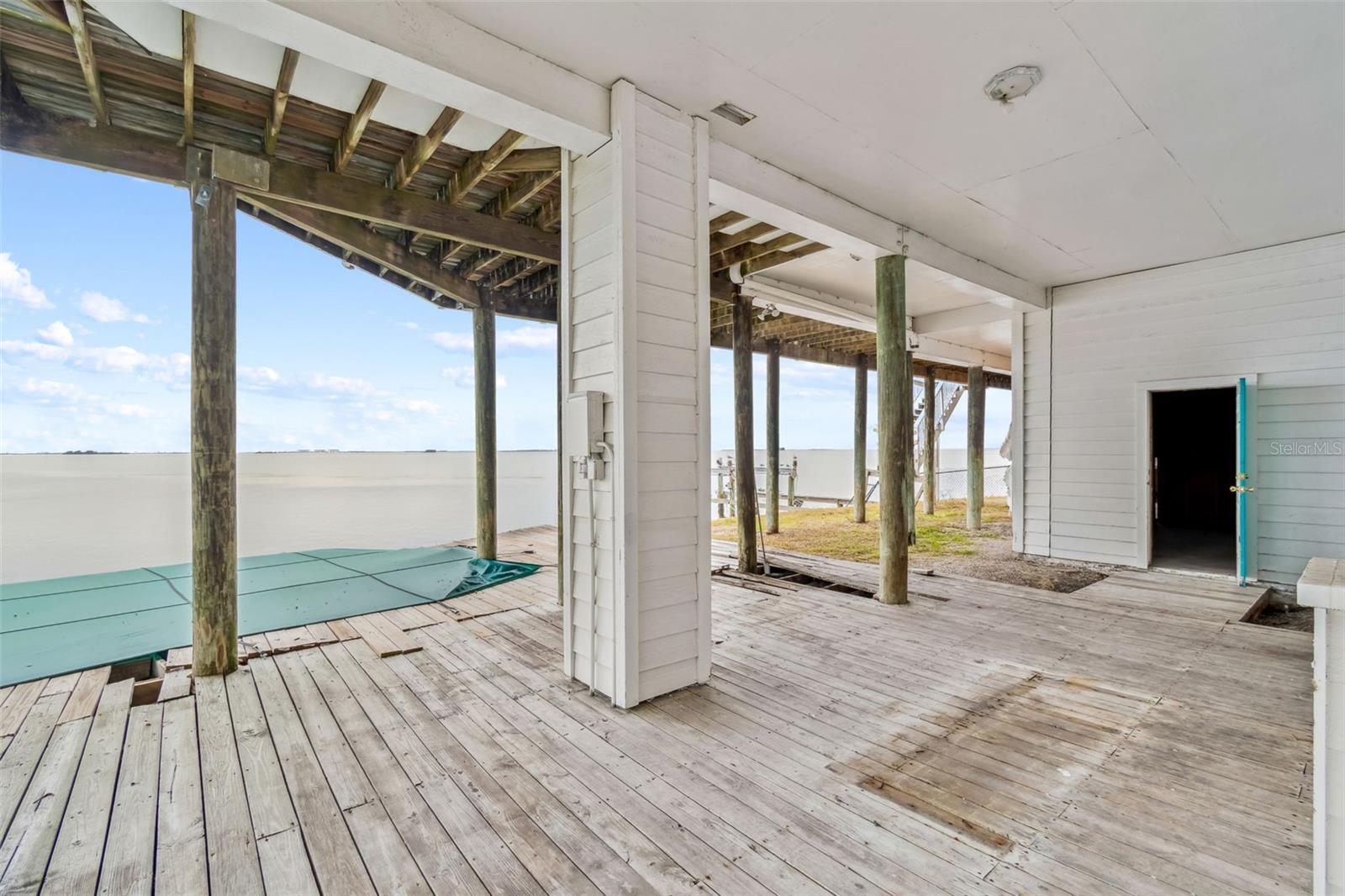 Listing photo id 6 for 121 Augusta Avenue