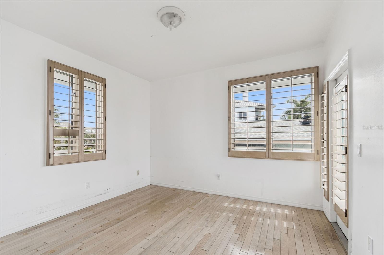 Listing photo id 79 for 121 Augusta Avenue