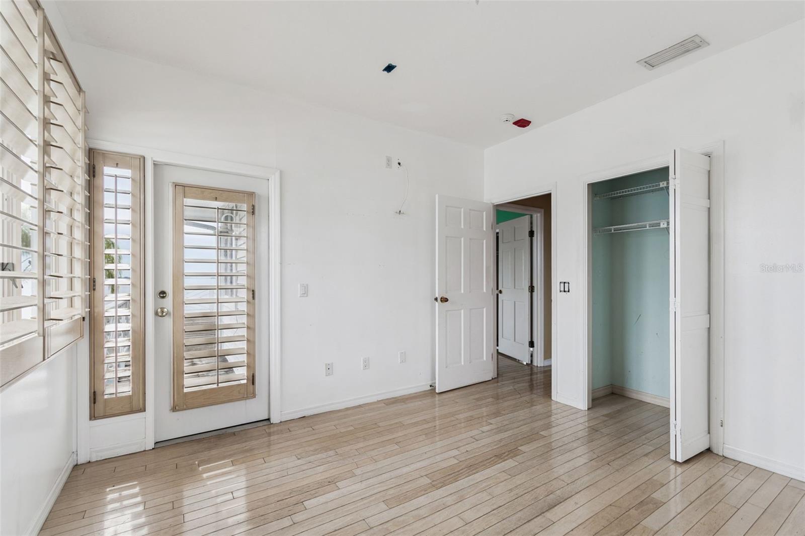 Listing photo id 80 for 121 Augusta Avenue