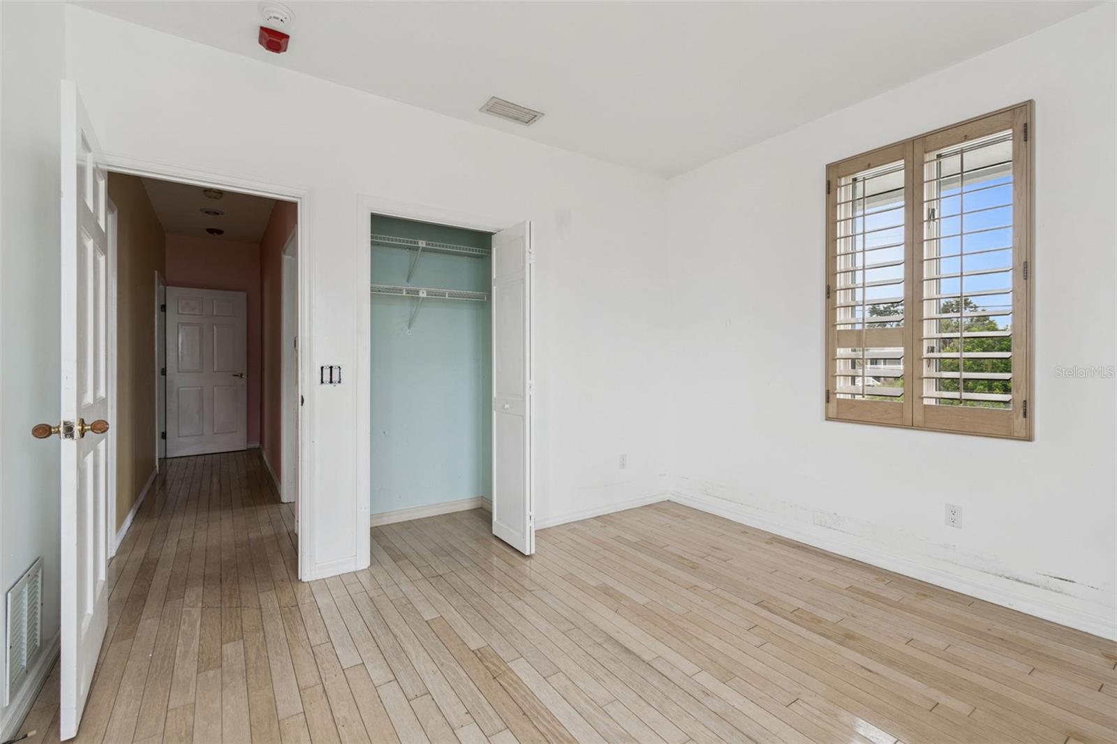 Listing photo id 81 for 121 Augusta Avenue