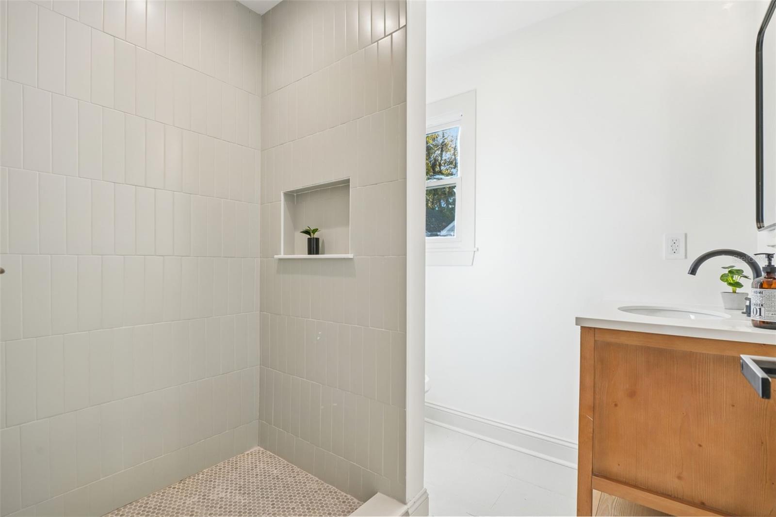 Listing photo id 82 for 121 Augusta Avenue