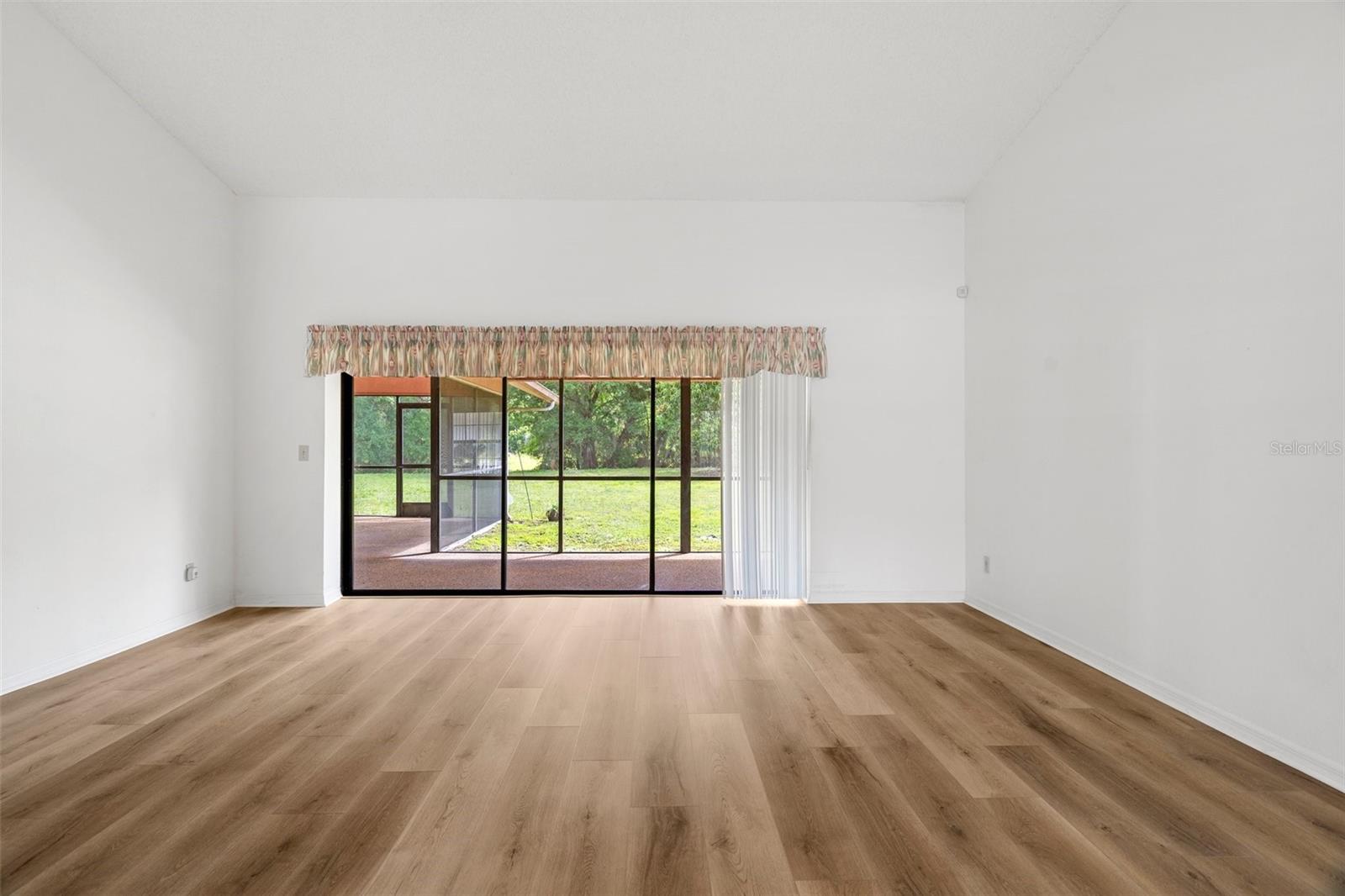 Listing photo id 14 for 16125 Ancroft Court