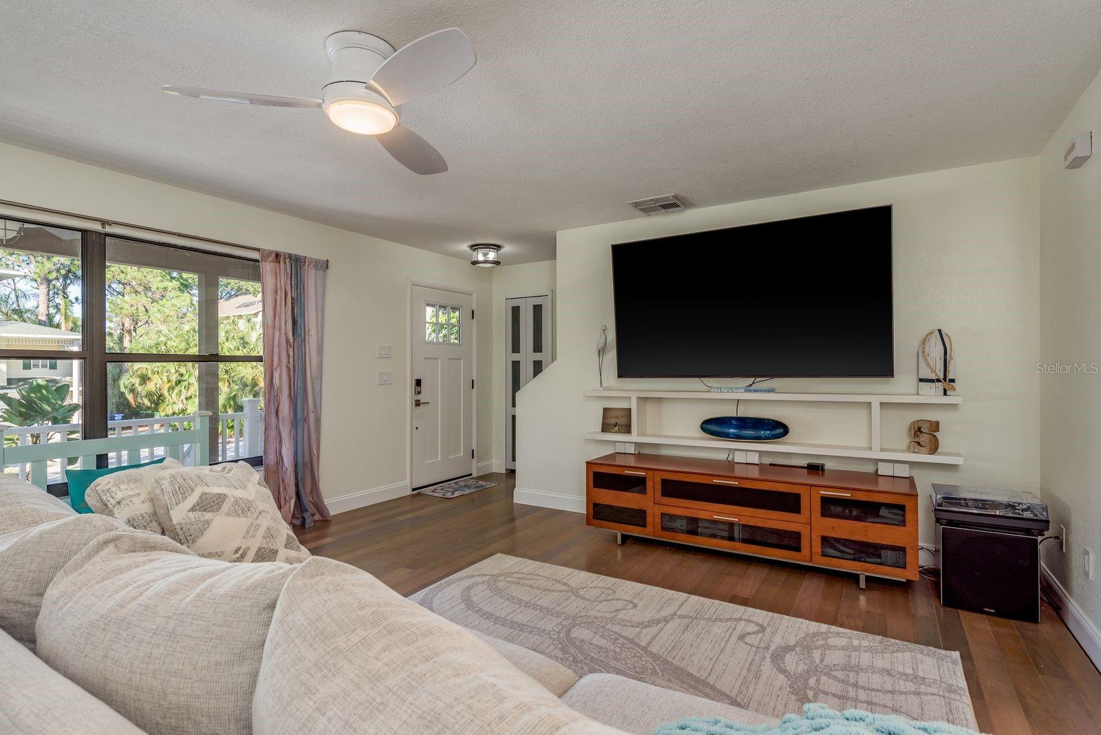 Image 11 of 88 For 758 Claudia