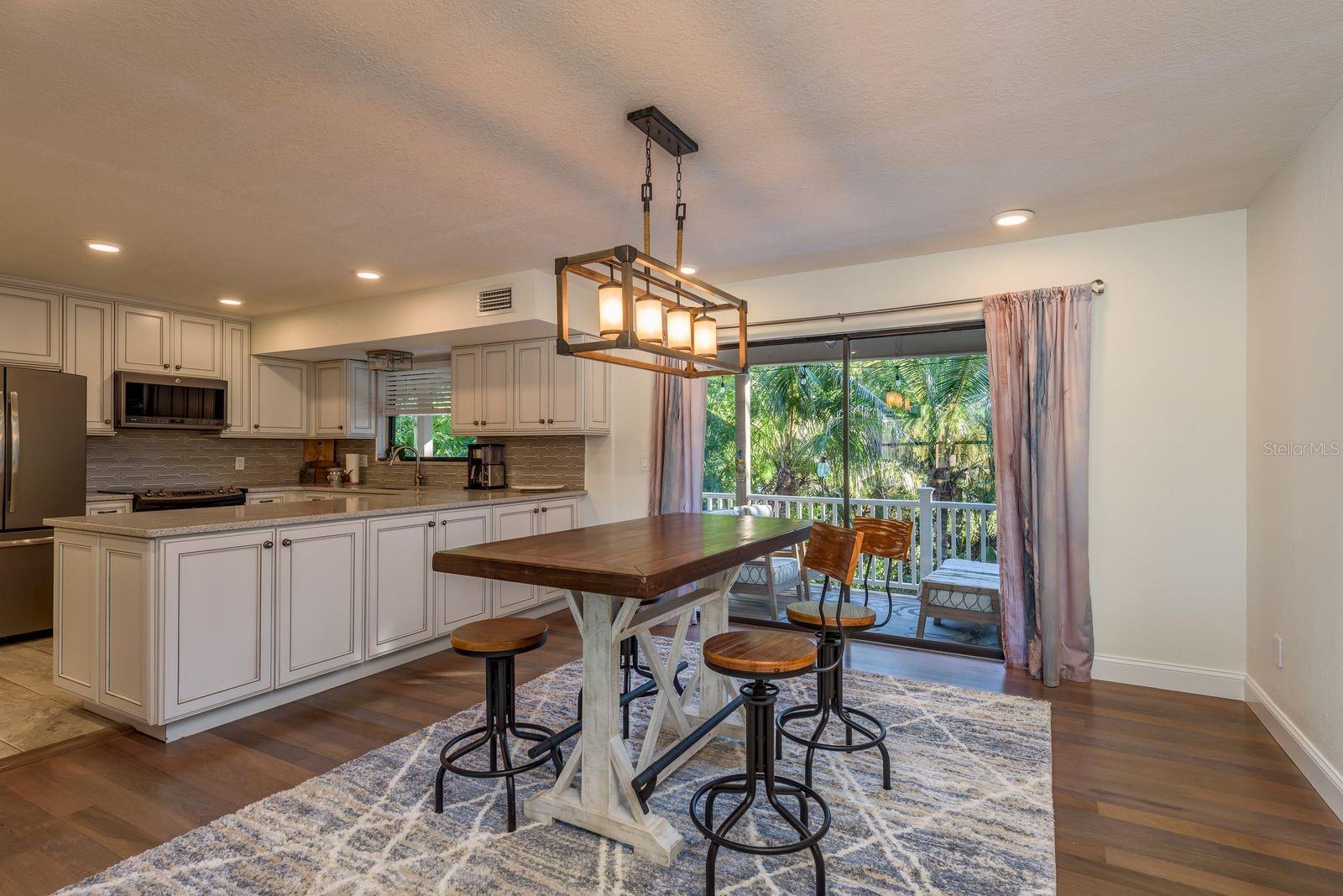 Image 13 of 88 For 758 Claudia