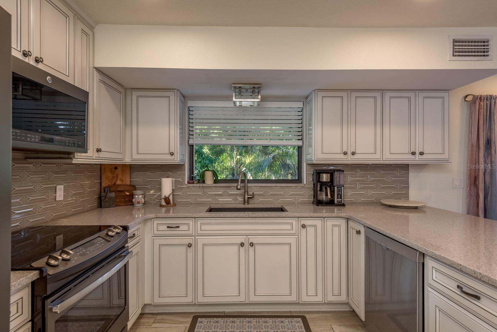 Image 17 of 88 For 758 Claudia