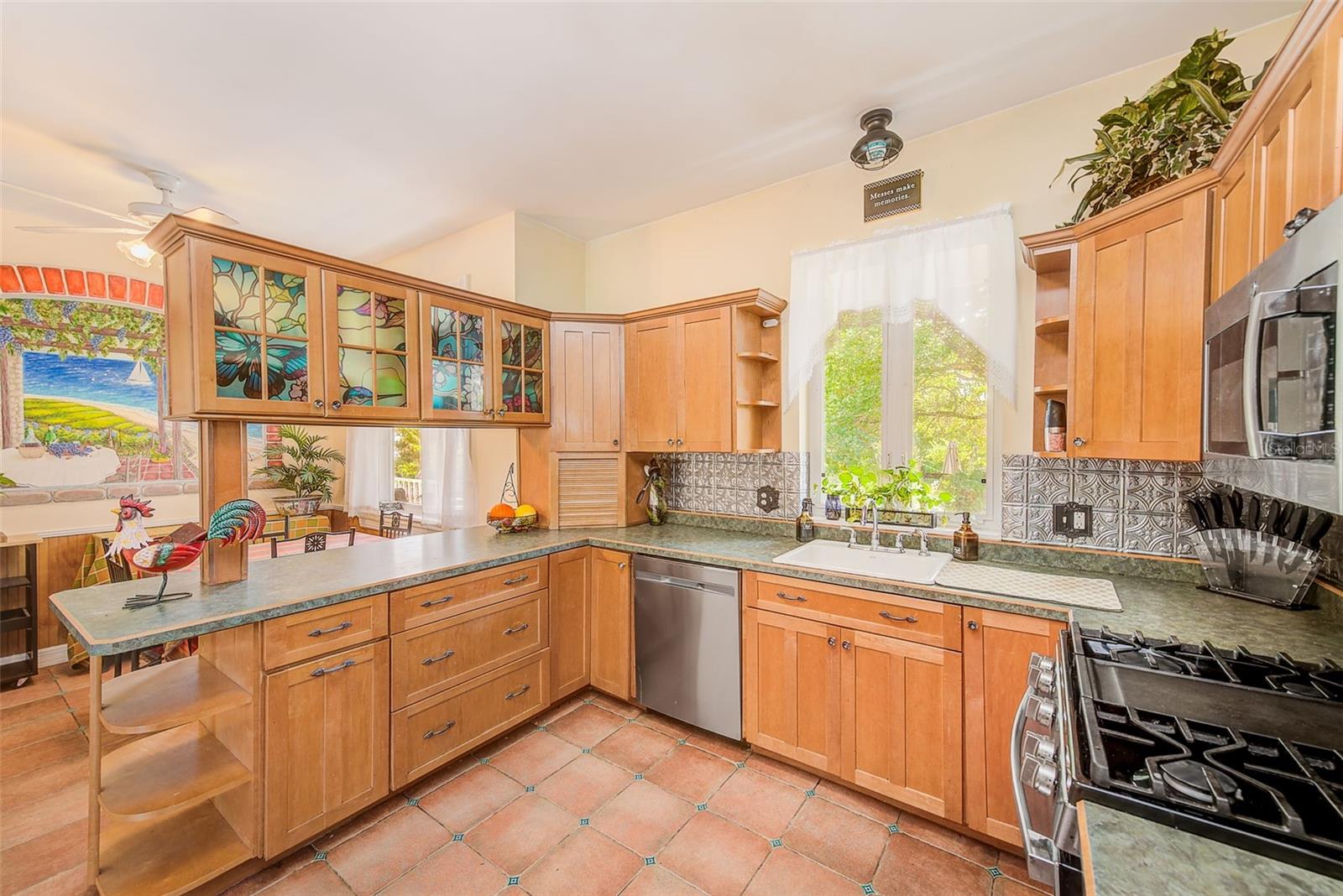 Image 13 of 68 For 757 Bayshore Dr