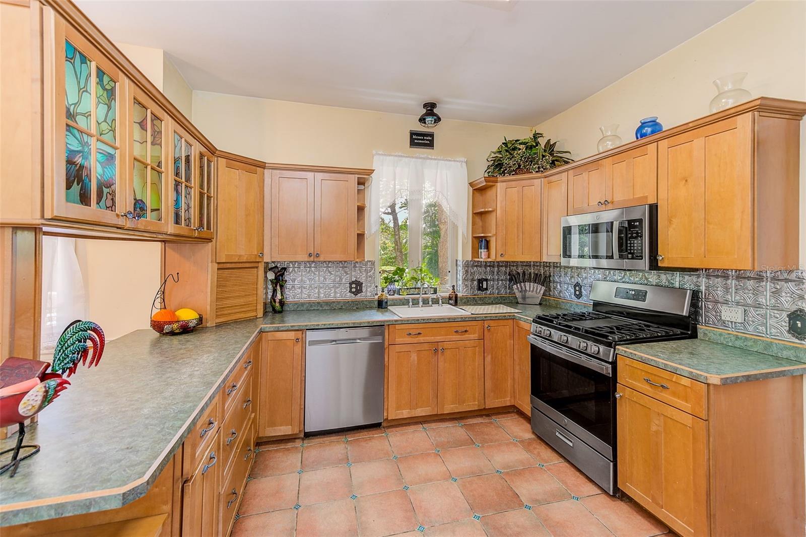 Image 15 of 68 For 757 Bayshore Dr