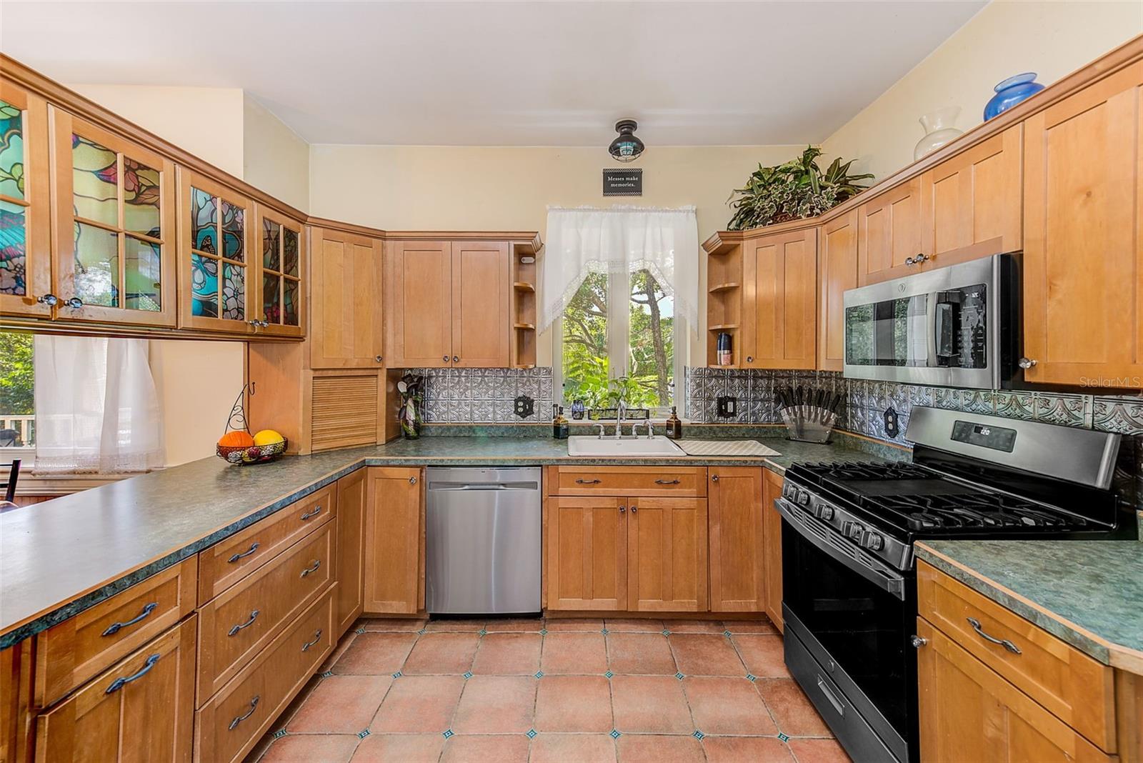 Image 16 of 68 For 757 Bayshore Dr