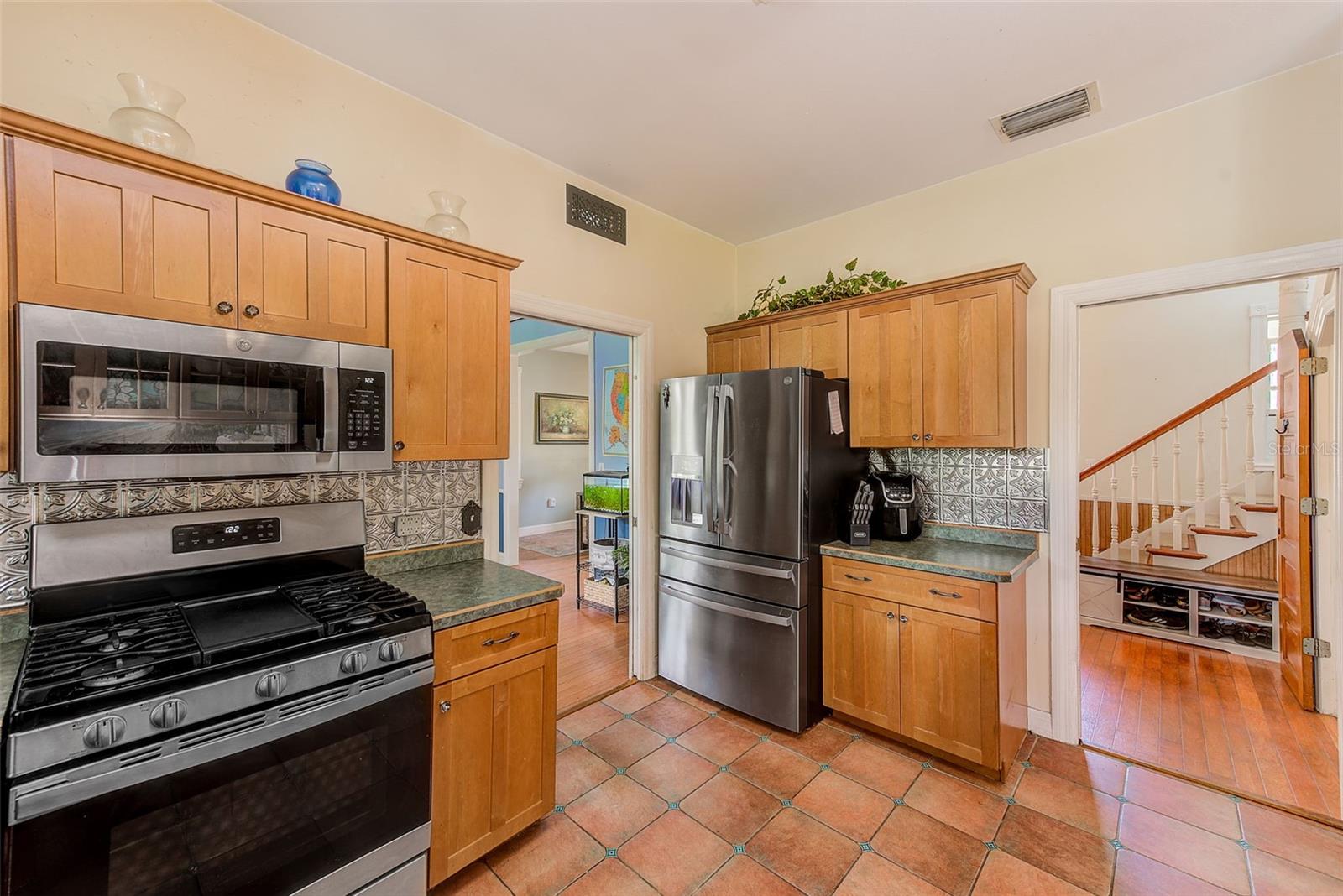 Image 17 of 68 For 757 Bayshore Dr