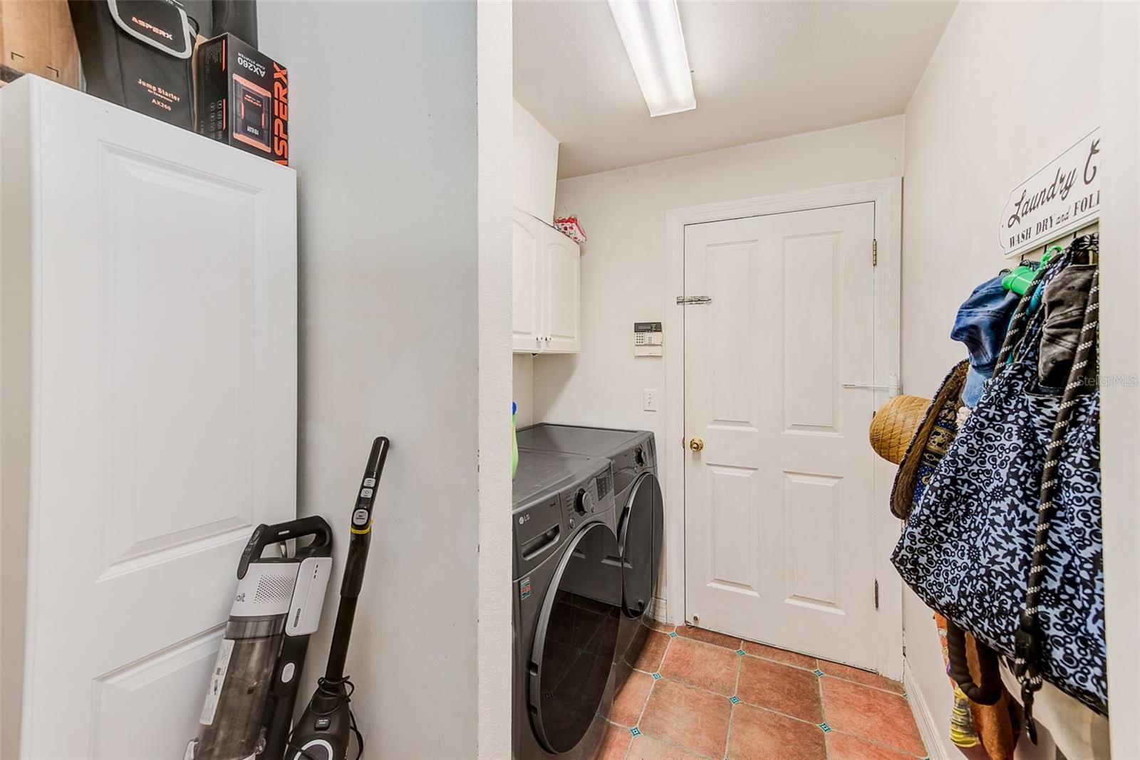 Image 22 of 68 For 757 Bayshore Dr