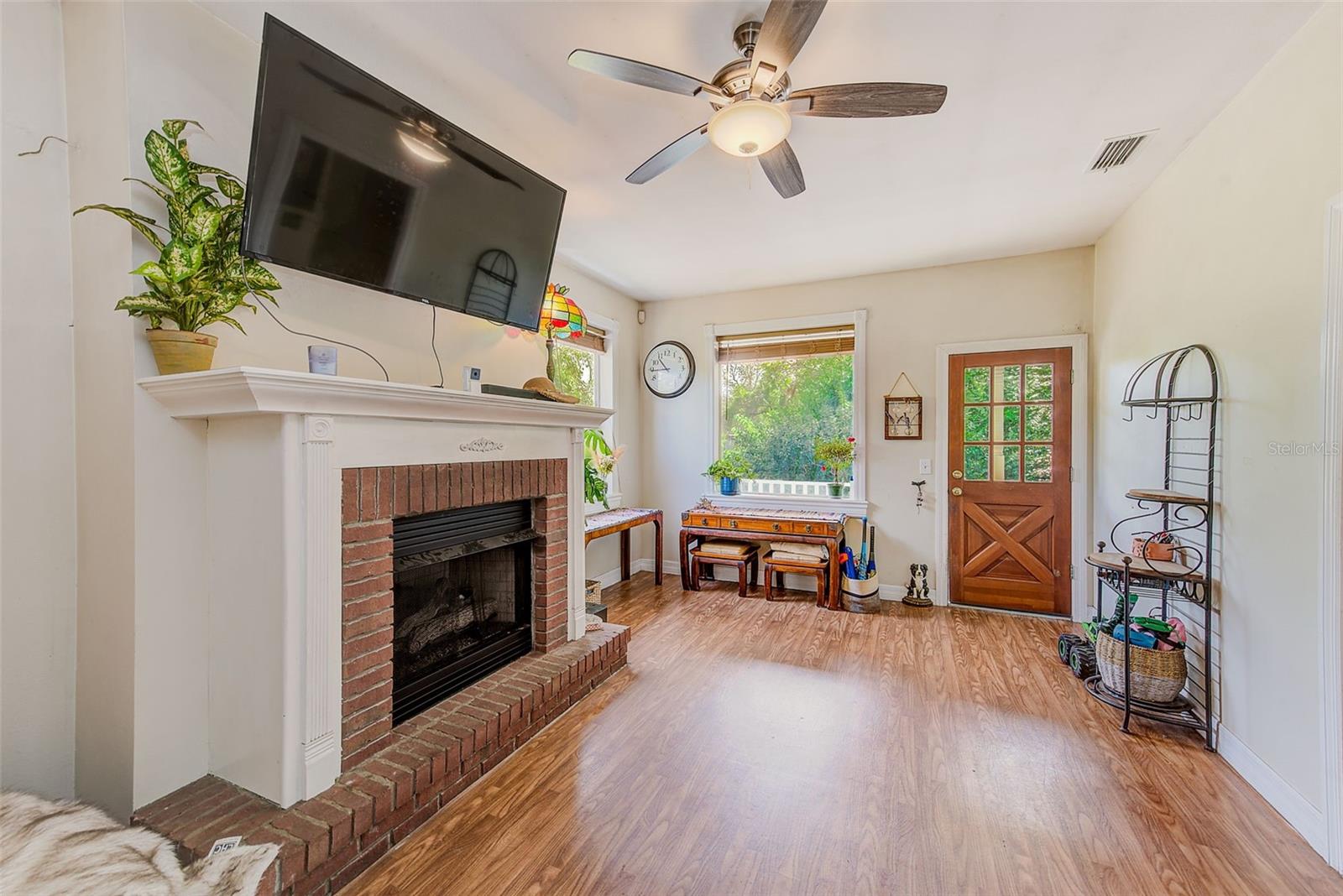 Image 25 of 68 For 757 Bayshore Dr