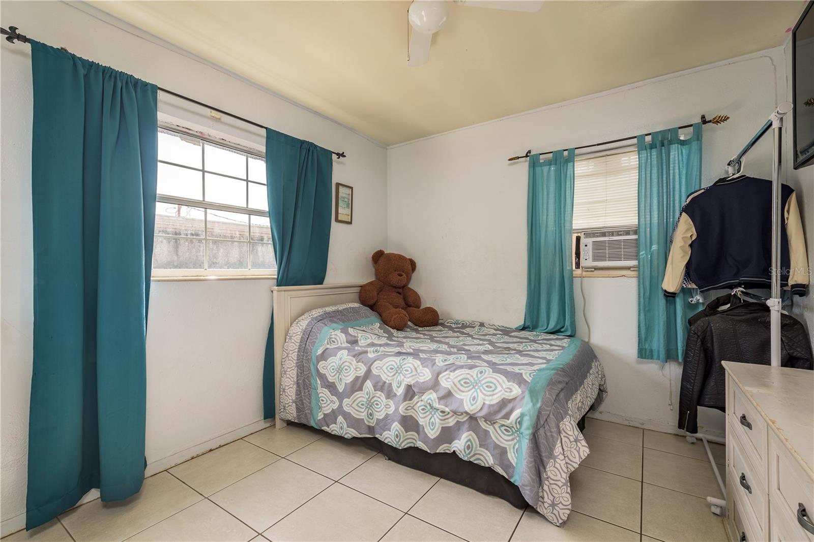 Image 11 of 26 For 2501 Auburn Street S