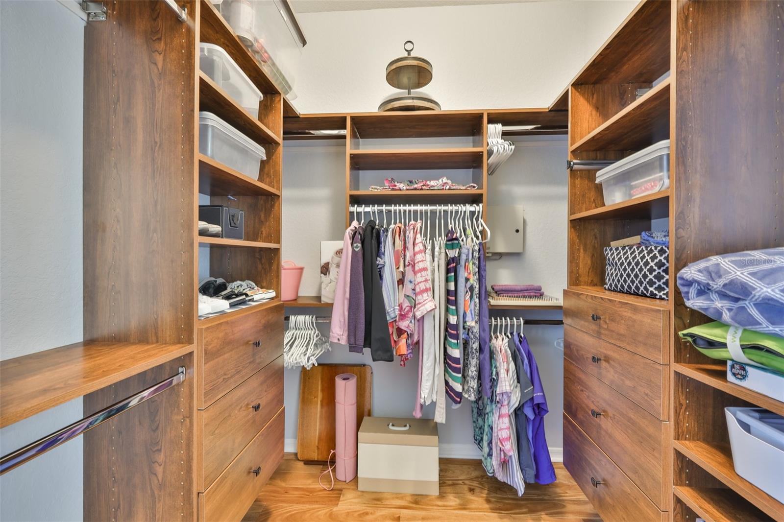 Listing photo id 13 for 2219 Platinum Drive