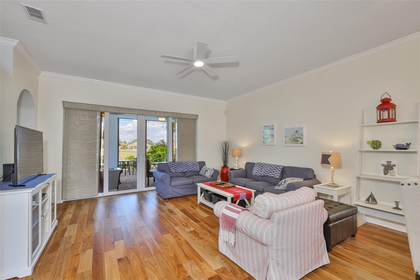 Listing photo id 4 for 2219 Platinum Drive