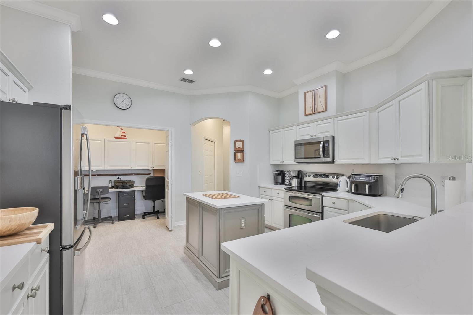 Listing photo id 7 for 2219 Platinum Drive