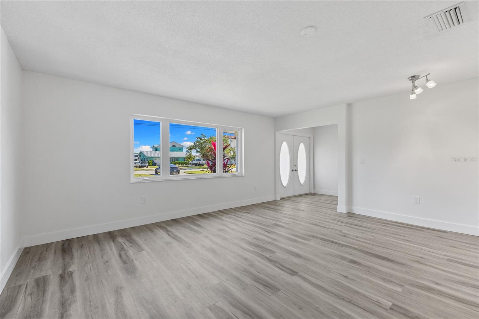 Image 3 of 23 For 6026 Bayou Grande Boulevard Ne