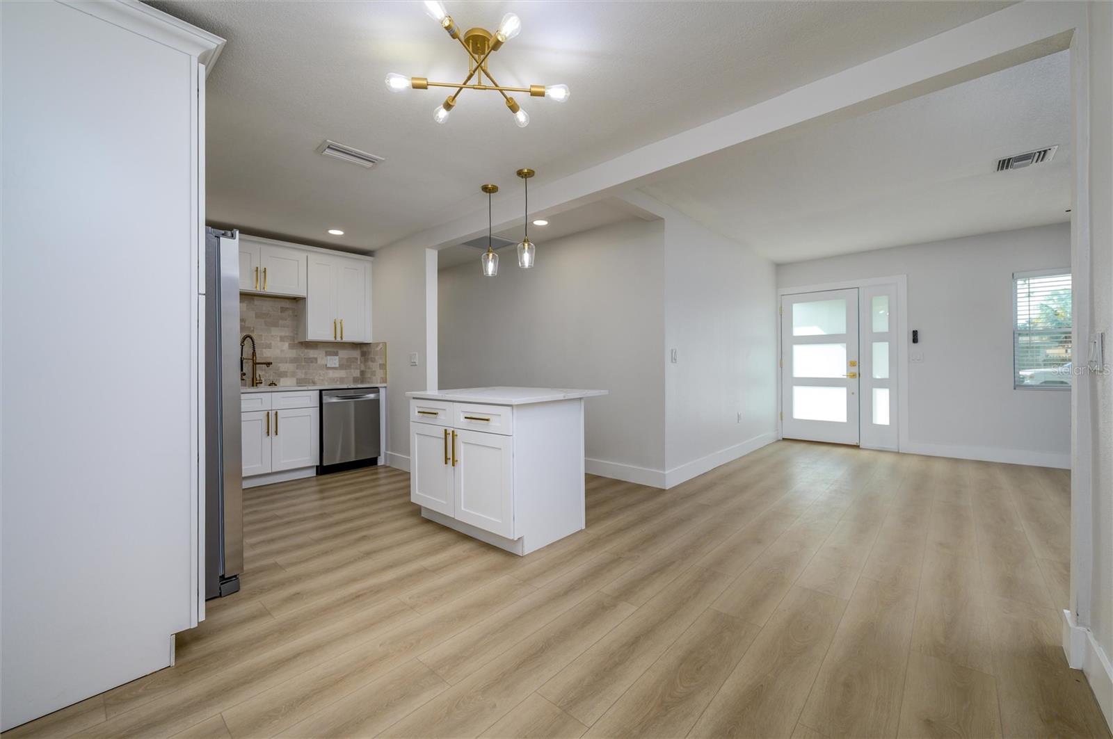 Image 11 of 31 For 463 Davison Avenue Ne