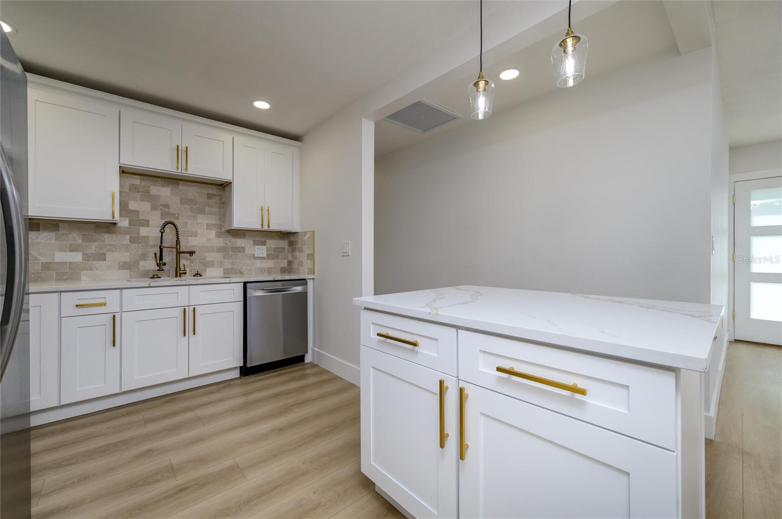 Image 12 of 31 For 463 Davison Avenue Ne