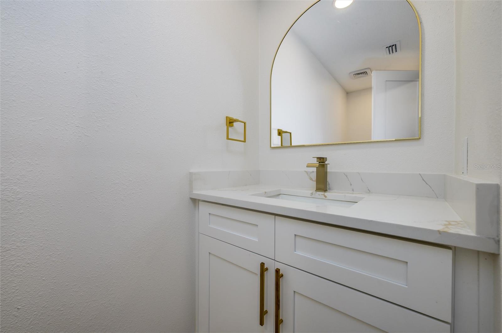 Image 14 of 31 For 463 Davison Avenue Ne