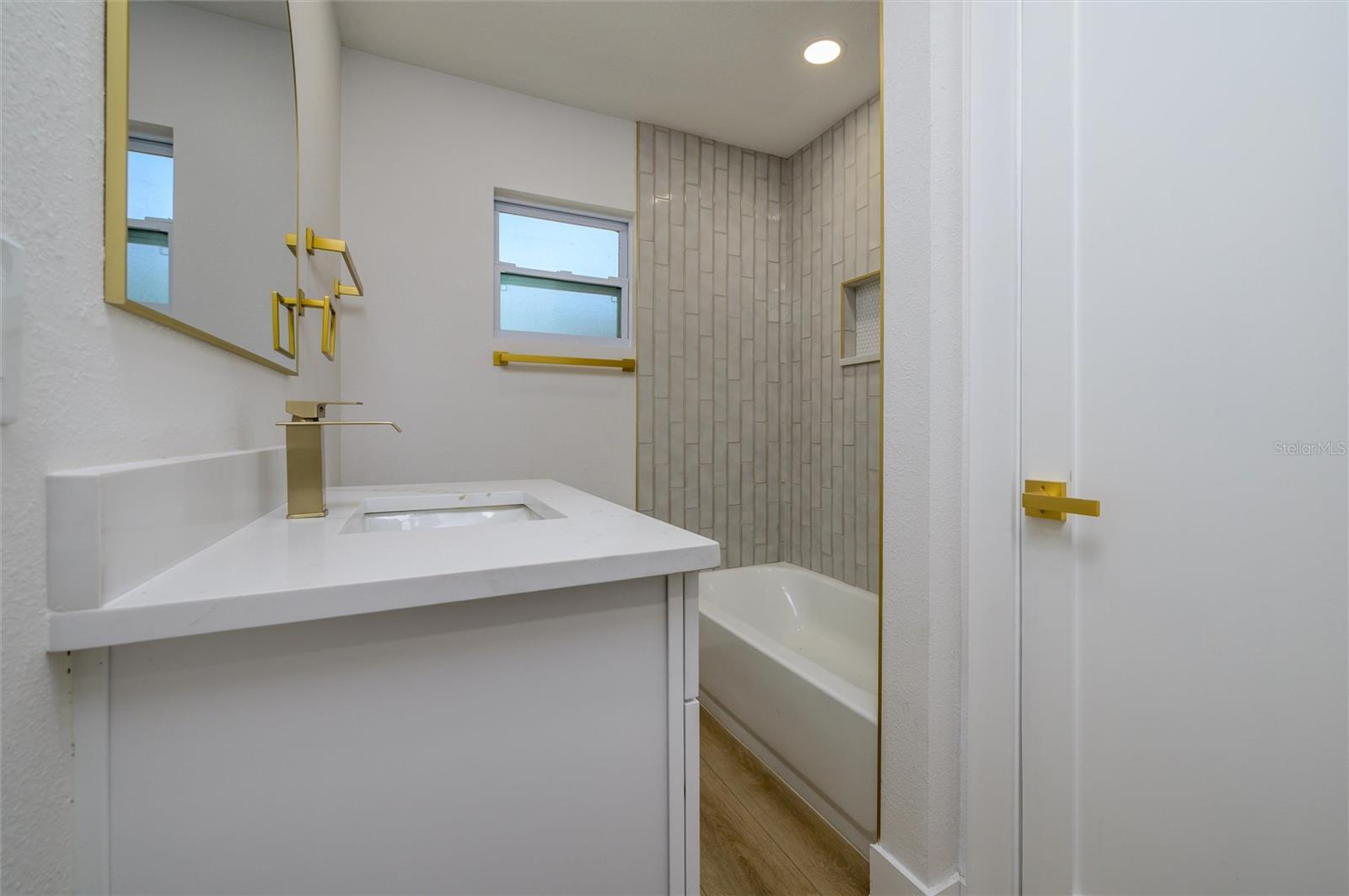 Image 15 of 31 For 463 Davison Avenue Ne