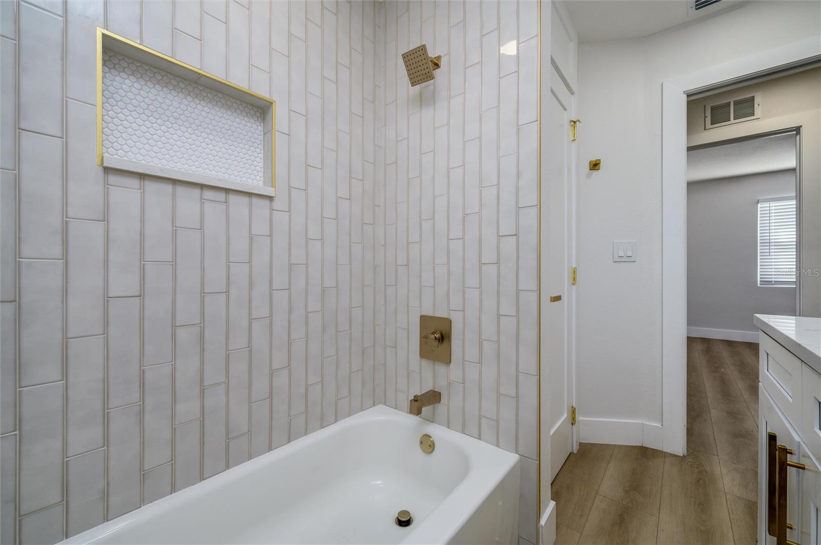 Image 16 of 31 For 463 Davison Avenue Ne