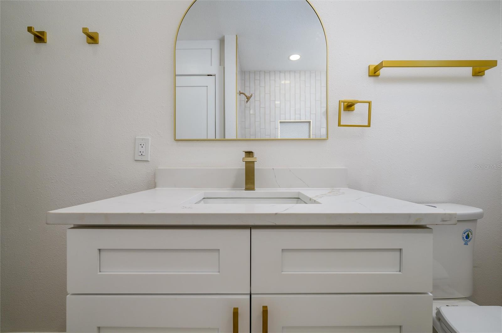 Image 17 of 31 For 463 Davison Avenue Ne