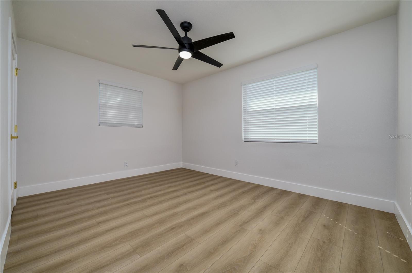 Image 20 of 31 For 463 Davison Avenue Ne