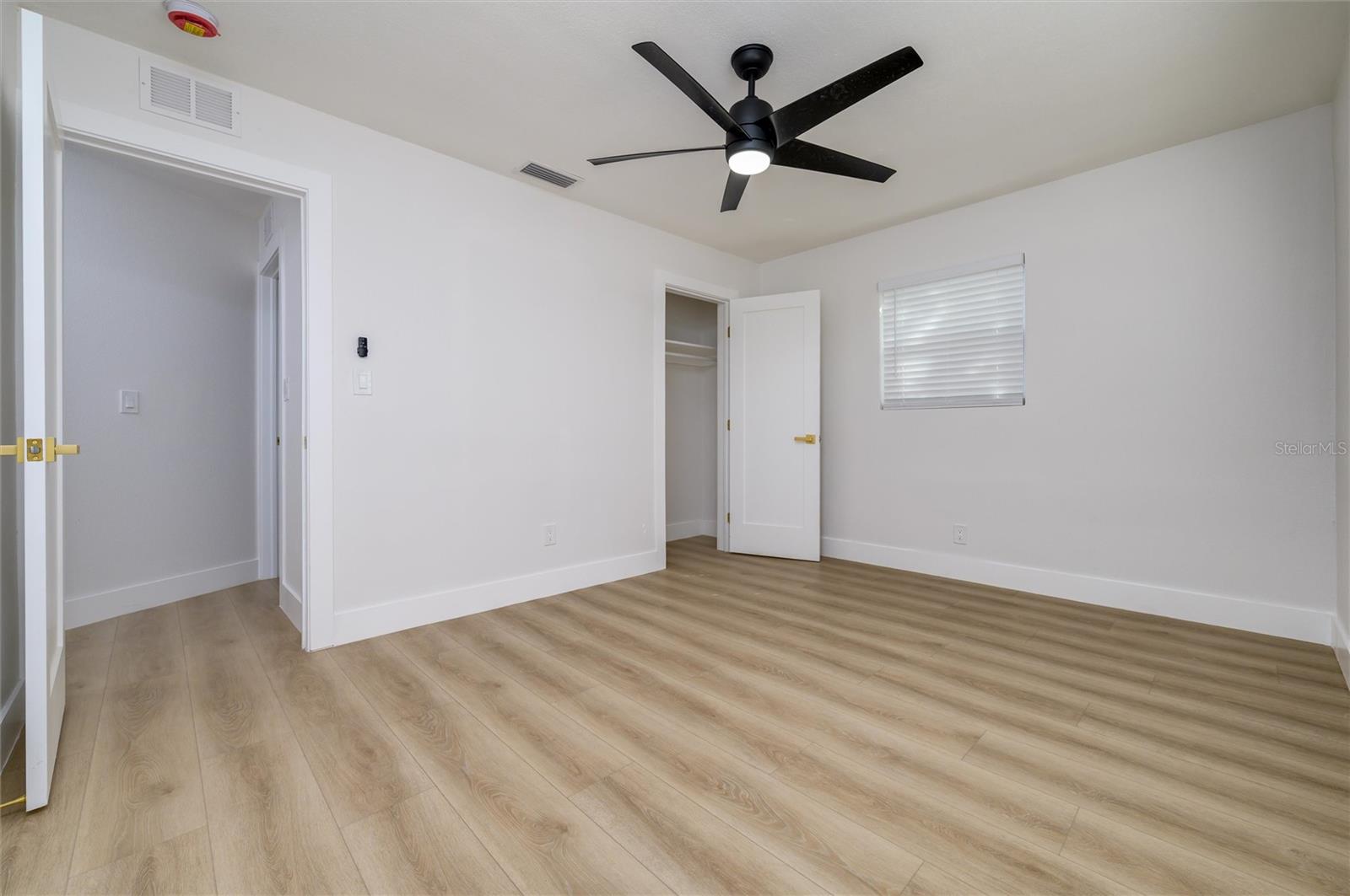 Image 21 of 31 For 463 Davison Avenue Ne