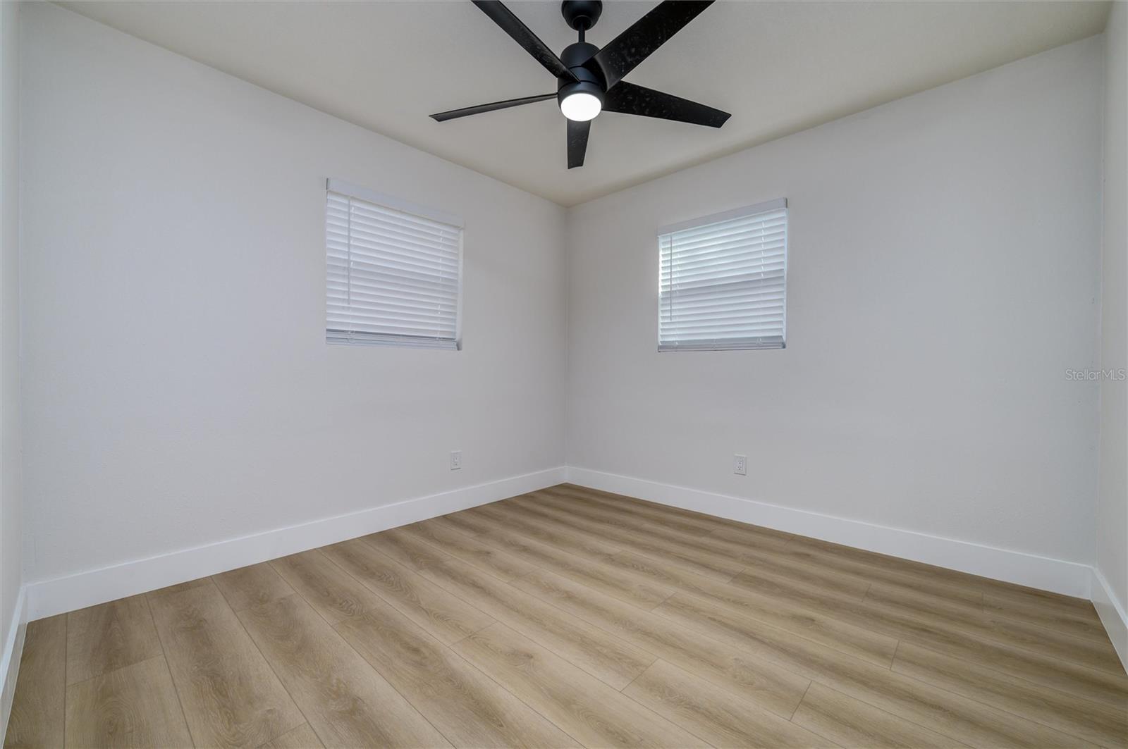 Image 22 of 31 For 463 Davison Avenue Ne