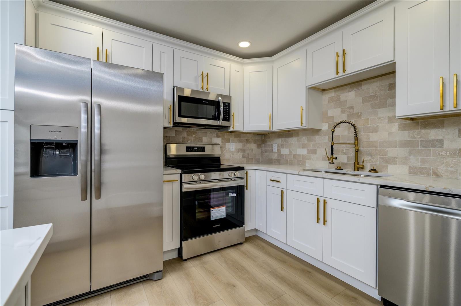 Image 9 of 31 For 463 Davison Avenue Ne