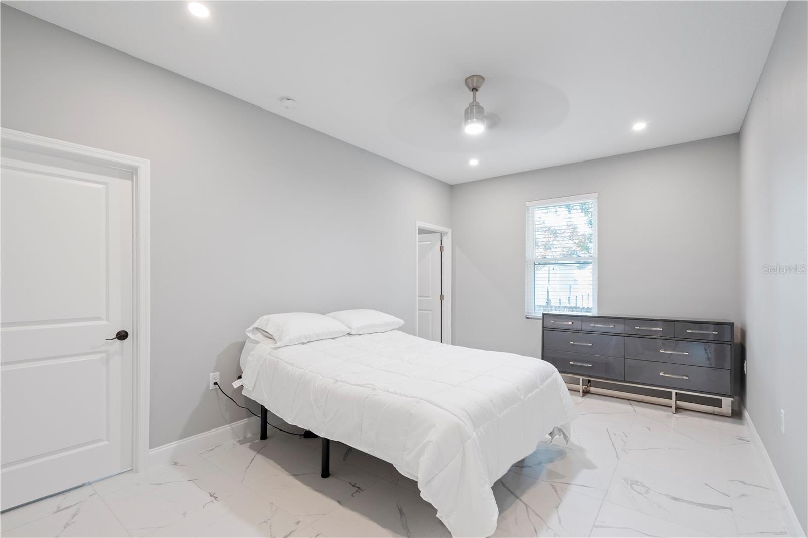 Listing photo id 8 for 3225 Laurel Avenue