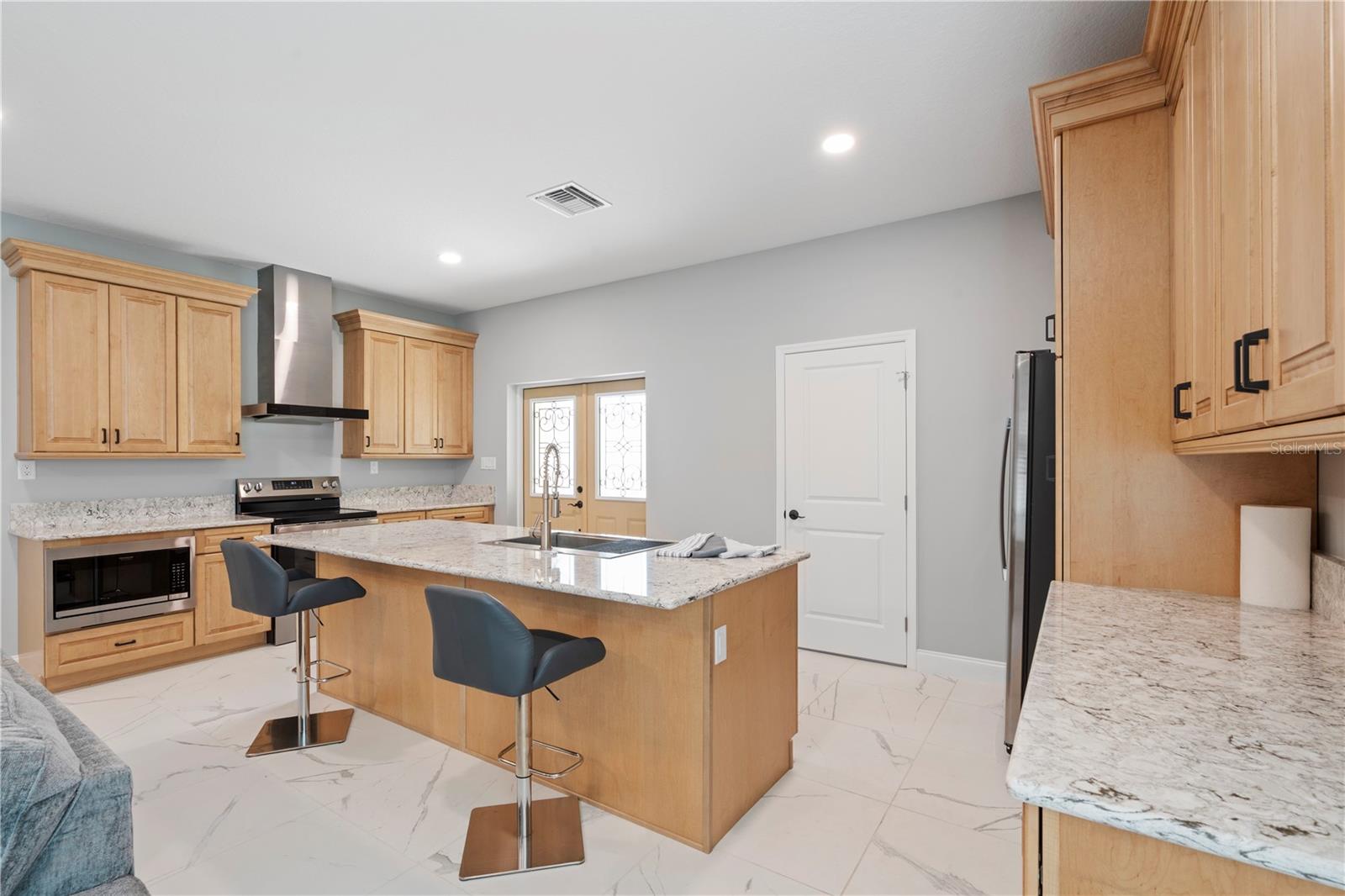 Listing photo id 1 for 3225 Laurel Avenue