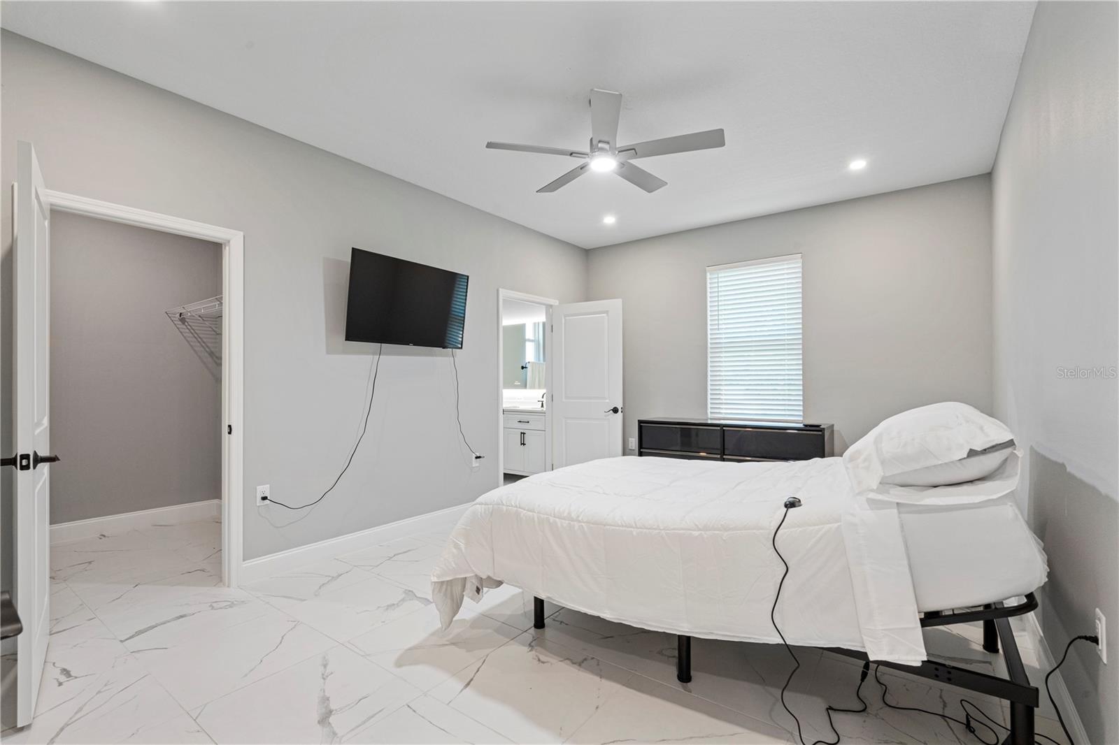 Listing photo id 5 for 3225 Laurel Avenue