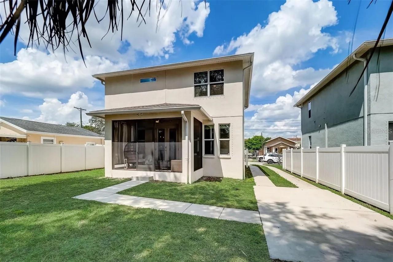 Image 4 of 26 For 2514 Douglas Street