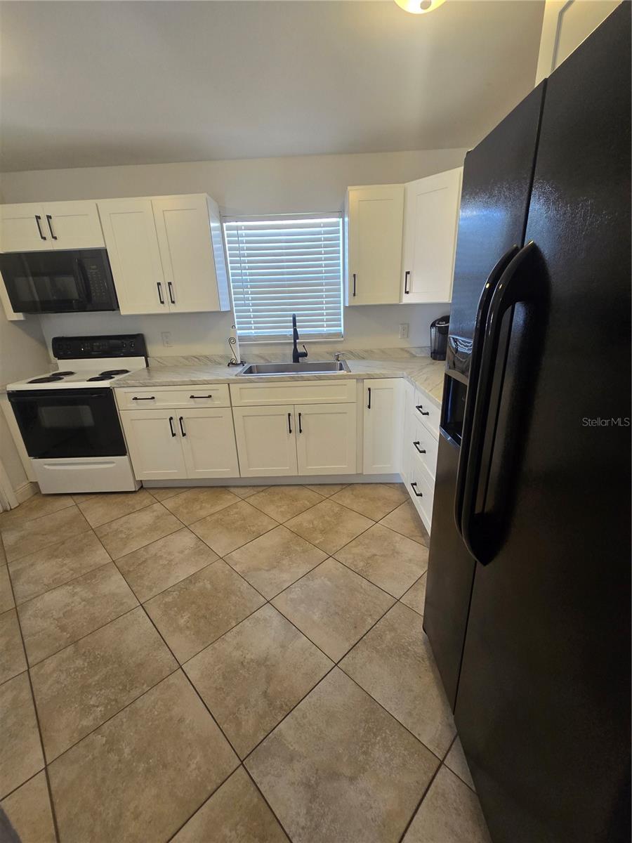 Image 10 of 20 For 3918 Robson Street