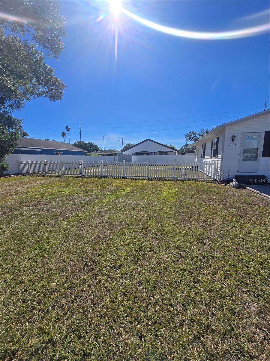 Image 3 of 20 For 3918 Robson Street