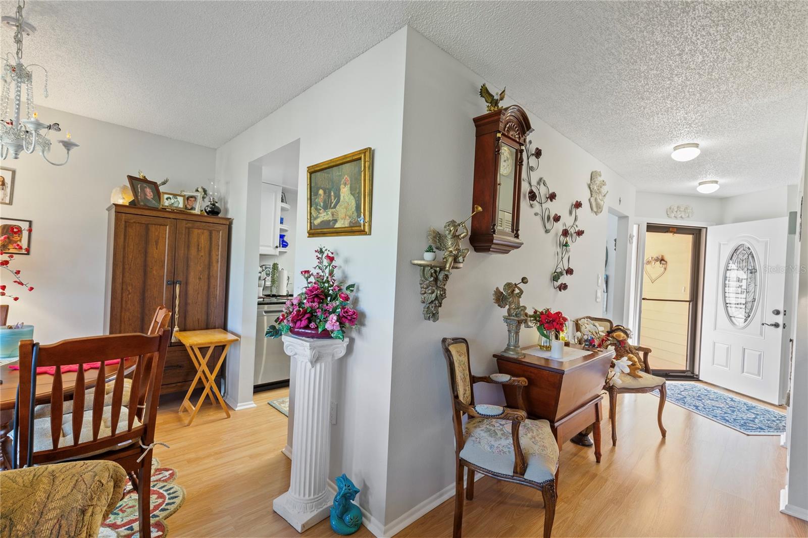 Listing photo id 6 for 9309 Trowbridge Court