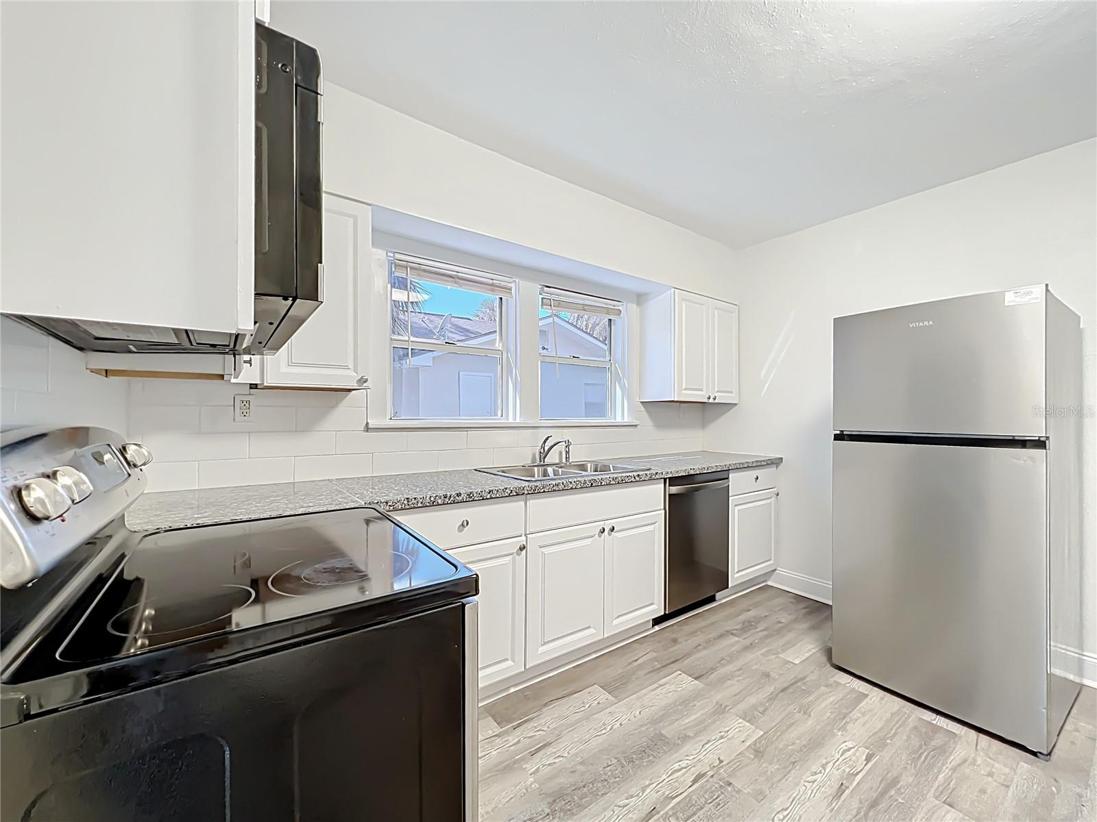 Image 12 of 41 For 944 18th Avenue S