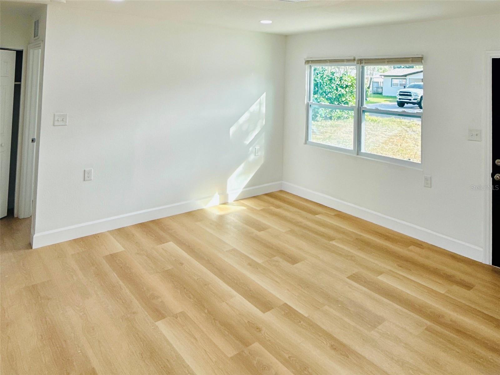 Image 9 of 35 For 5739 Dartmouth Avenue N