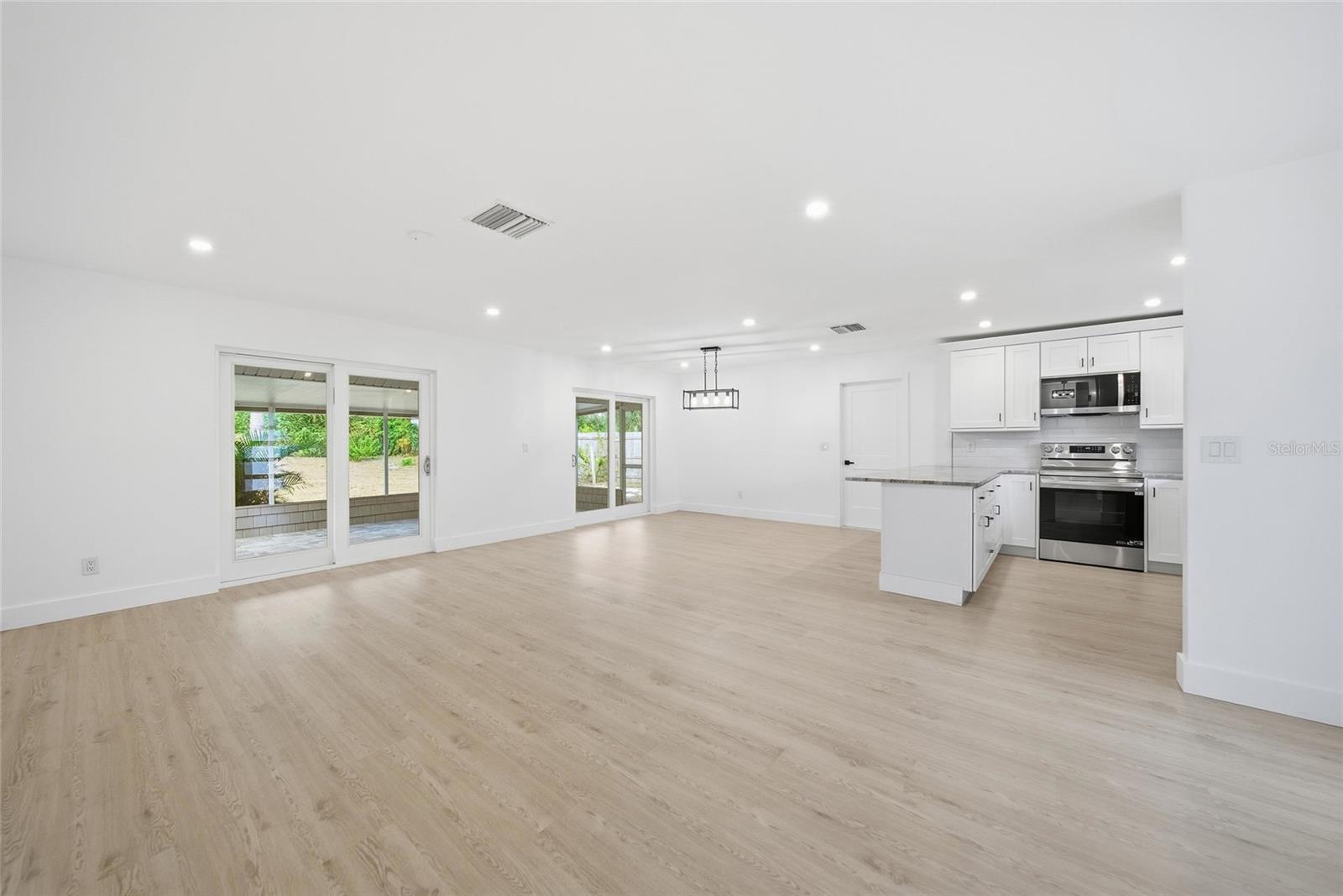 Listing photo id 8 for 8433 101st Avenue