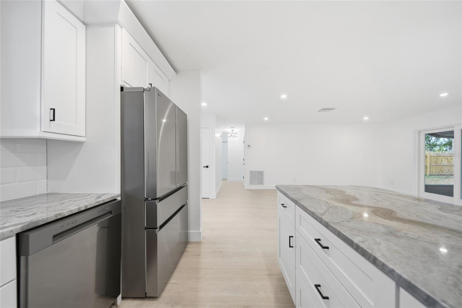 Listing photo id 12 for 8433 101st Avenue