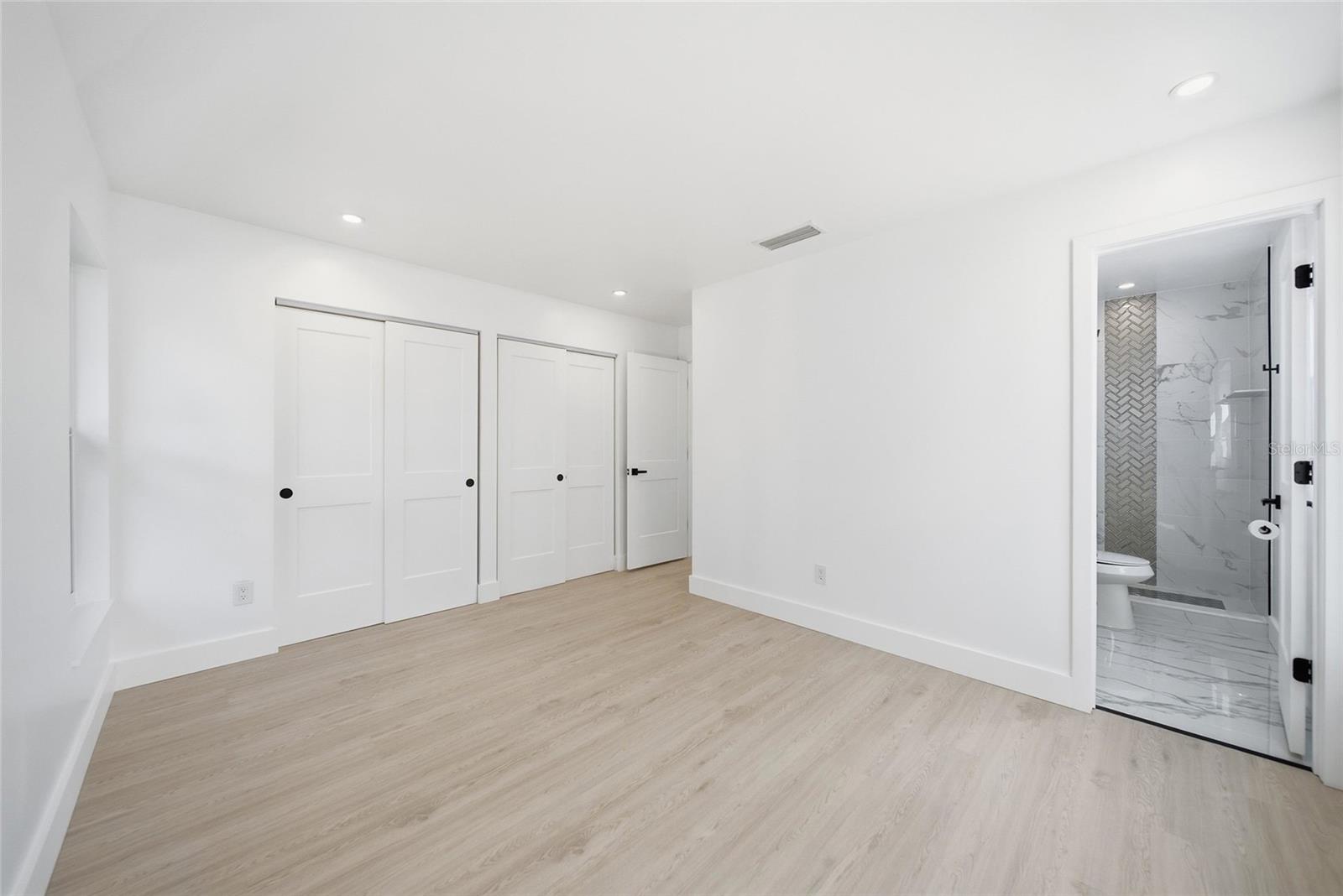 Listing photo id 14 for 8433 101st Avenue