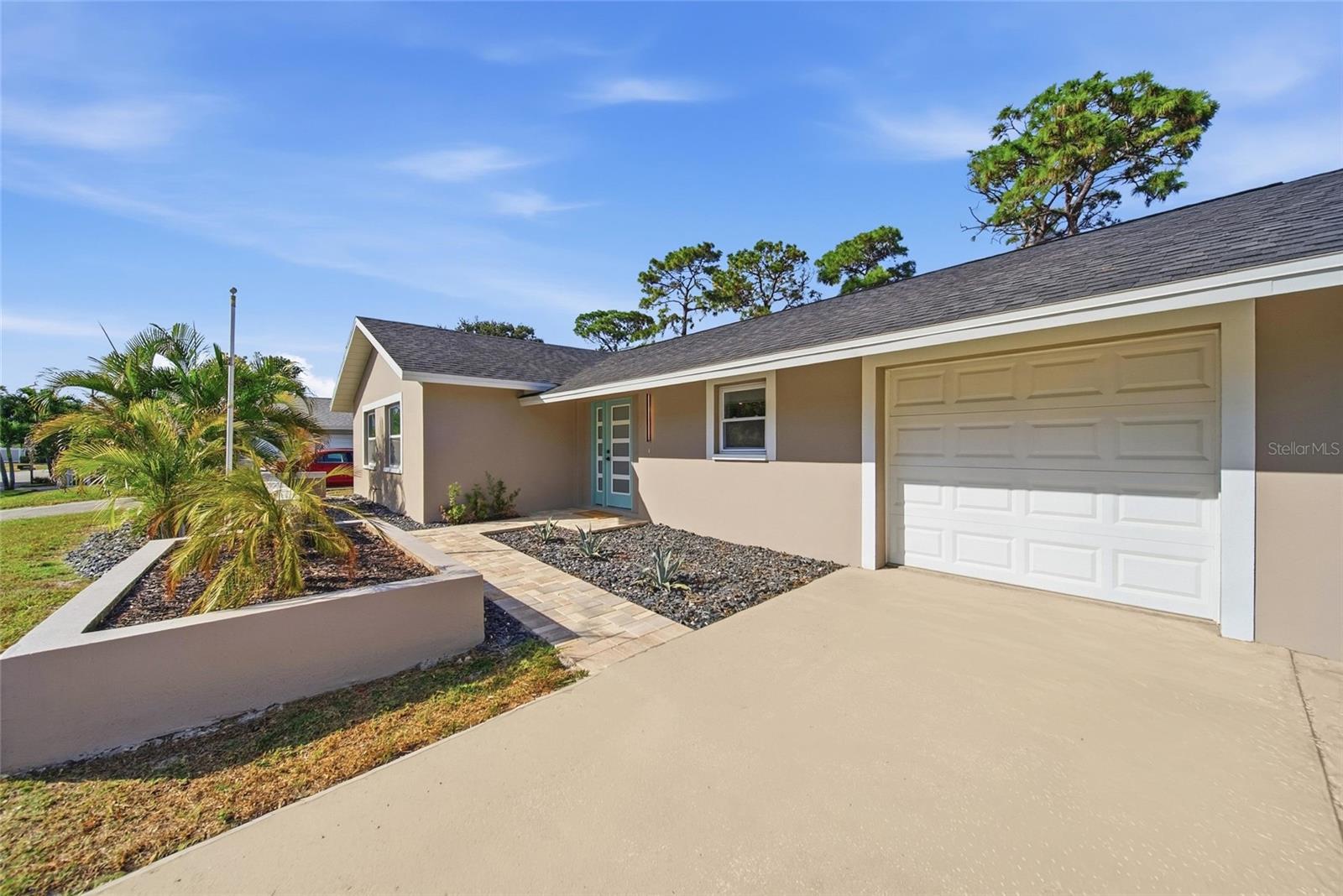 Listing photo id 2 for 8433 101st Avenue