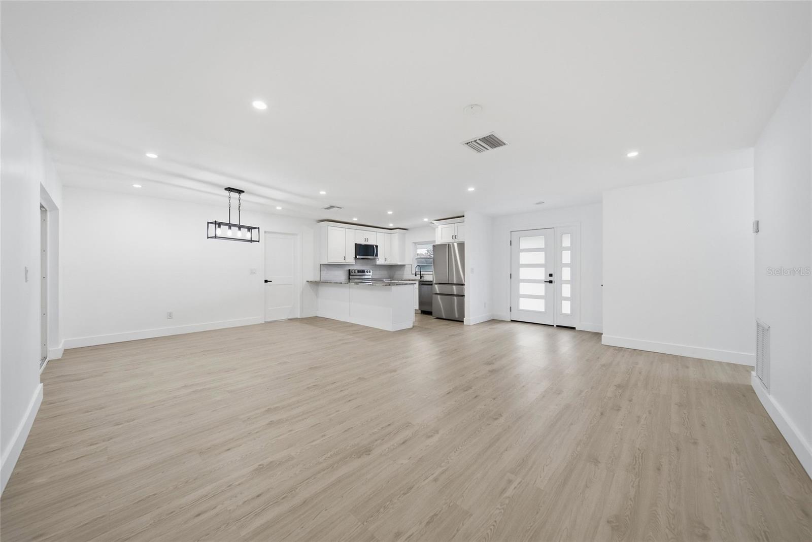 Listing photo id 5 for 8433 101st Avenue